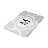 Graues und weißes Quatrefolienmuster Mit Monogramm Badematte (Schrägansicht)