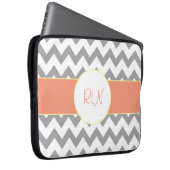 Graues und Zickzack gestreiftes Lachsmonogramm Laptopschutzhülle (Vorne Rechts)