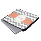 Graues und Zickzack gestreiftes Lachsmonogramm Laptopschutzhülle (Vorne Knopf)