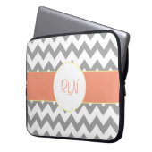 Graues und Zickzack gestreiftes Lachsmonogramm Laptopschutzhülle (Vorderseite Links)