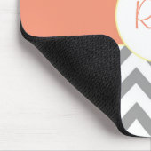 Graues und Zickzack gestreiftes Lachsmonogramm Mousepad (Ecke)