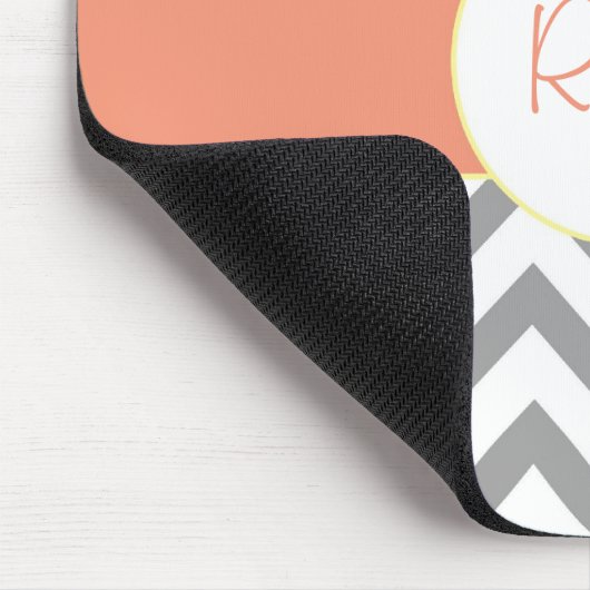 Graues und Zickzack gestreiftes Lachsmonogramm Mousepad (Ecke)