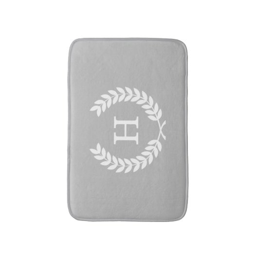 Graues Weiß Laurel Wreath Initial Monogram Badematte (Vorderseite Vertikal)