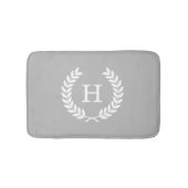 Graues Weiß Laurel Wreath Initial Monogram Badematte (Vorderseite)
