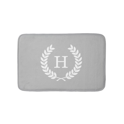 Graues Weiß Laurel Wreath Initial Monogram Badematte (Vorderseite)