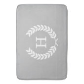 Graues Weiß Laurel Wreath Initial Monogram Badematte (Vorderseite Vertikal)