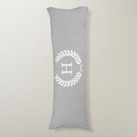 Graues Weiß Laurel Wreath Initial Monogram Seitenschläferkissen (Vorderseite Vertikal)