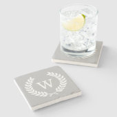 Graues Weiß Laurel Wreath Initial Monogram Steinuntersetzer (Seitenansicht)