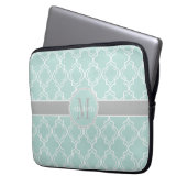 Graues Weiß-Marokkaner Quatrefoil Monogramm Laptopschutzhülle (Vorderseite Links)