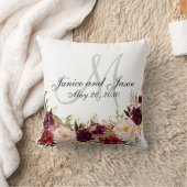 Graues Weiß-Monogramm-mit Blumenhochzeit Kissen (Decke)