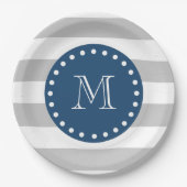 Graues Weiß Stripes Muster, Marine-Blau-Monogramm Pappteller (Vorderseite)