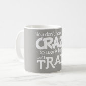 Graues Weiß verrückt Geschenk für Mitarbeiter hier Kaffeetasse (Vorderseite Links)