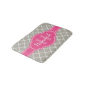 Graues weißes Gittermuster Pink Monogramm Badematte (Schrägansicht)