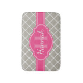 Graues weißes Gittermuster Pink Monogramm Badematte (Vorderseite Vertikal)
