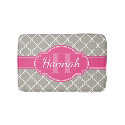 Graues weißes Gittermuster Pink Monogramm Badematte (Vorderseite)