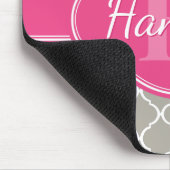 Graues weißes Gittermuster Pink Monogramm Mousepad (Ecke)
