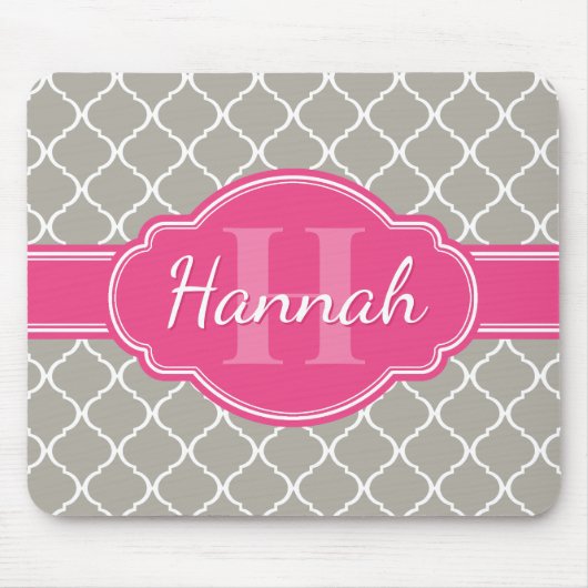Graues weißes Gittermuster Pink Monogramm Mousepad (Vorne)