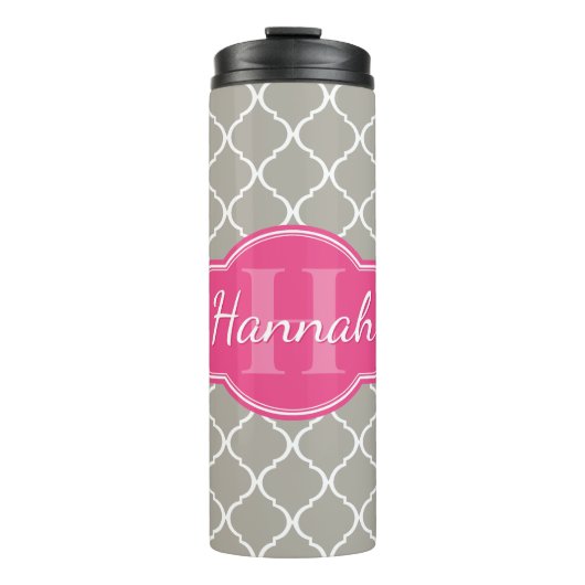 Graues weißes Gittermuster Pink Monogramm Thermosbecher (Vorderseite)