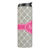 Graues weißes Gittermuster Pink Monogramm Thermosbecher (Nach links gedreht)