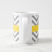 Graues weißes LG Zickzack Ananas Monogramm Jumbo-Tasse (Rückseite)