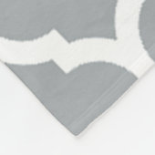 Graues weißes marokkanisches Quatrefolienmuster Fleecedecke (Ecke)