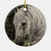 Graues, weißes Pferd auf Wiese Keramik Ornament (Hinten)