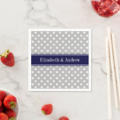 Graues weißes Polka Dots Navy Blue Name Monogram Serviette (Beispiel)
