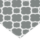 Graues, weißes Quatrefolienmuster Tischdecke (Schrägansicht)