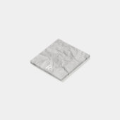 Graues zerknittertes Papier mit robustem Retro-Mon Post-it Klebezettel (angewinkelt)