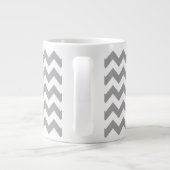 Graues, Zickzack Aqua-Quatrefolie 3 Monogramm Jumbo-Tasse (Rückseite)