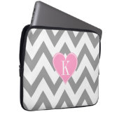 Graues Zickzack mit rosa Herz-Monogramm Laptopschutzhülle (Vorne Rechts)