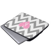 Graues Zickzack mit rosa Herz-Monogramm Laptopschutzhülle (Vorne Knopf)