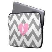 Graues Zickzack mit rosa Herz-Monogramm Laptopschutzhülle (Vorderseite Links)