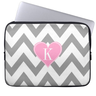 Graues Zickzack mit rosa Herz-Monogramm Laptopschutzhülle