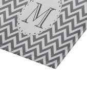 Graues Zickzack Monogramm-Ausschnitt-Brett Schneidebrett (Ecke)