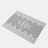 Graues Zickzack Monogramm Fußmatte (Schrägansicht)