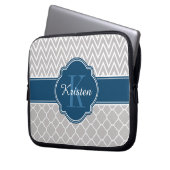 Graues Zickzack Quatrefolienmuster Blaues Monogram Laptopschutzhülle (Vorderseite Links)