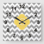 Graues Zickzack Senf-Quatrefolienmonogramm Quadratische Wanduhr (Vorderseite)