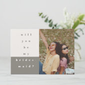 Graufarbiges Foto wird meine Bridesmaid sein Save The Date (Stehend Vorderseite)