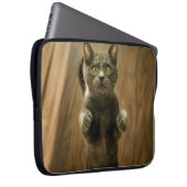 GRAUKKATZE STEHEND IN ZWEI FÜSSEN LAPTOPSCHUTZHÜLLE (Vorne Rechts)