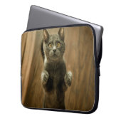 GRAUKKATZE STEHEND IN ZWEI FÜSSEN LAPTOPSCHUTZHÜLLE (Vorderseite Links)