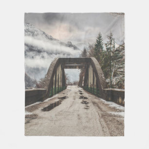 GRAUKONKRETE ARCHENBRÜCKE NEBEN LEAFLESS BAUM FLEECEDECKE