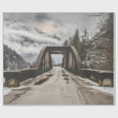 GRAUKONKRETE ARCHENBRÜCKE NEBEN LEAFLESS BAUM GESCHENKPAPIER (Flach)