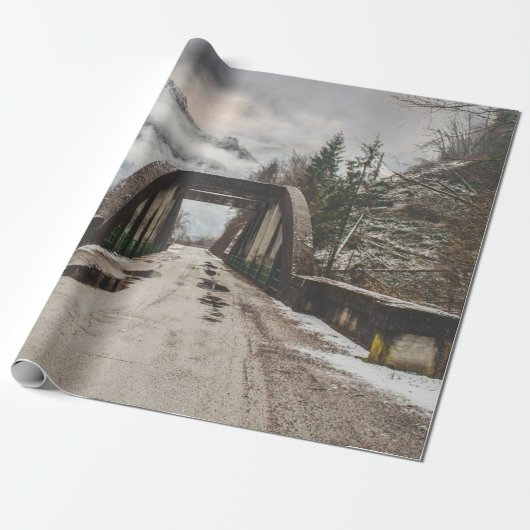 GRAUKONKRETE ARCHENBRÜCKE NEBEN LEAFLESS BAUM GESCHENKPAPIER (Ungerollt)