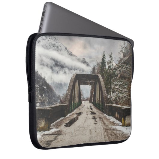 GRAUKONKRETE ARCHENBRÜCKE NEBEN LEAFLESS BAUM LAPTOPSCHUTZHÜLLE (Vorne Rechts)