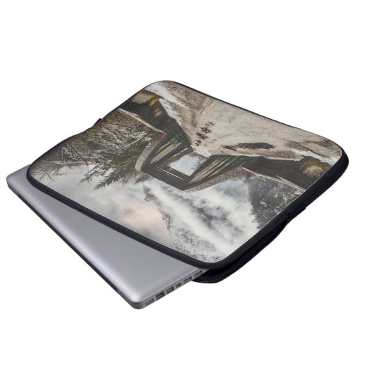 GRAUKONKRETE ARCHENBRÜCKE NEBEN LEAFLESS BAUM LAPTOPSCHUTZHÜLLE (Vorne Knopf)