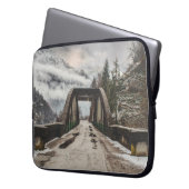 GRAUKONKRETE ARCHENBRÜCKE NEBEN LEAFLESS BAUM LAPTOPSCHUTZHÜLLE (Vorderseite Links)