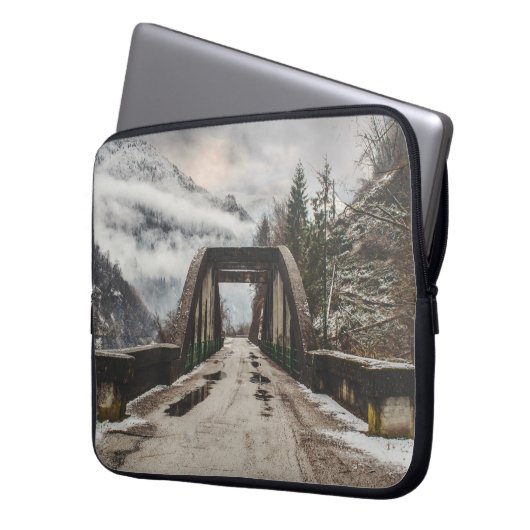 GRAUKONKRETE ARCHENBRÜCKE NEBEN LEAFLESS BAUM LAPTOPSCHUTZHÜLLE (Vorderseite Links)
