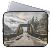 GRAUKONKRETE ARCHENBRÜCKE NEBEN LEAFLESS BAUM LAPTOPSCHUTZHÜLLE (Vorderseite)