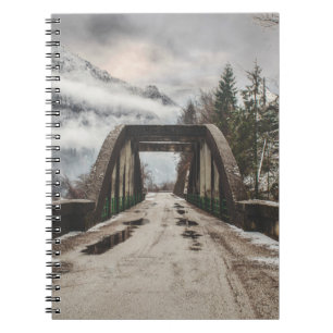 GRAUKONKRETE ARCHENBRÜCKE NEBEN LEAFLESS BAUM NOTIZBLOCK